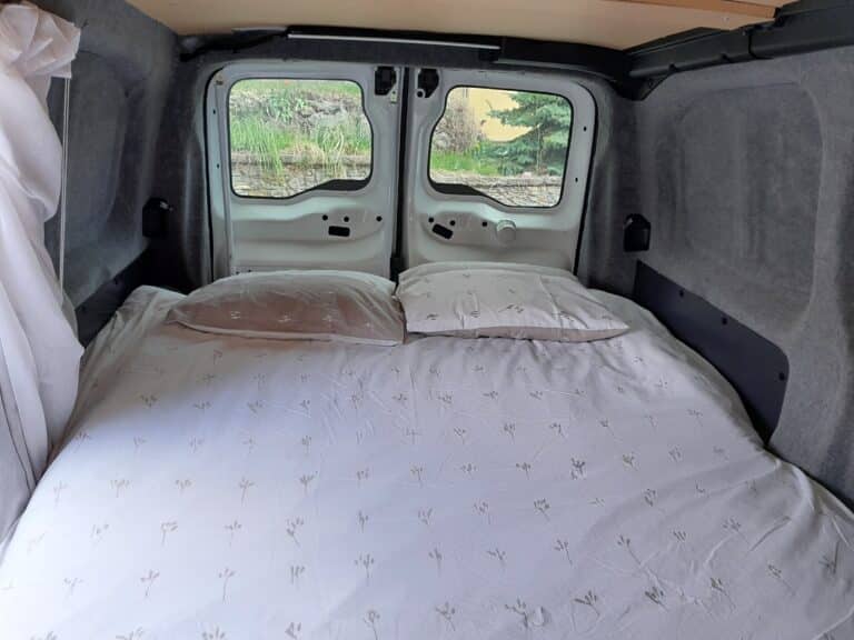 Intérieur de camionnette aménagée en chambre lit double