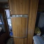 Armoire en bois avec réfrigérateur intégré dans camping-car