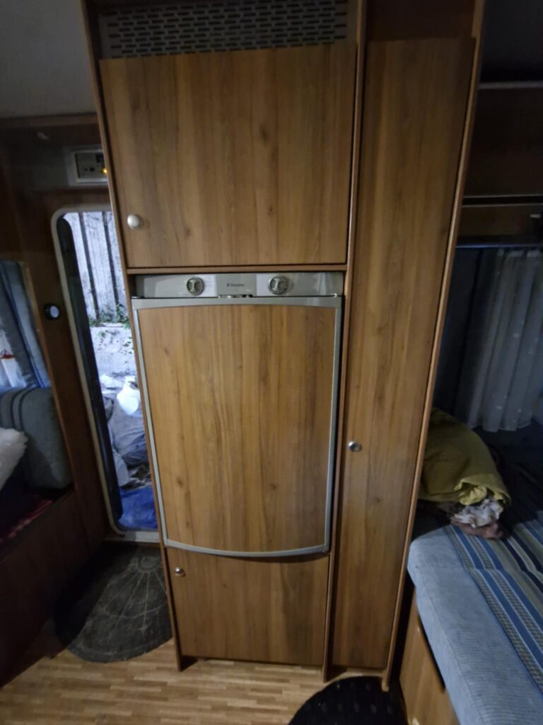 Armoire en bois avec réfrigérateur intégré dans camping-car