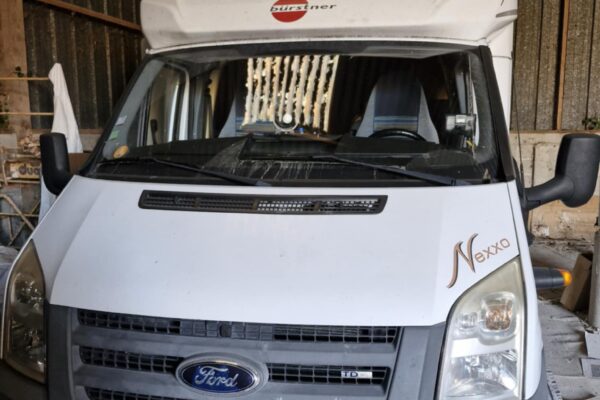 Camping-car Ford Burstner garé dans un abri