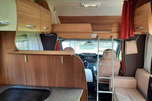 Moderne Inneneinrichtung von Wohnmobil mit Holzmöbeln