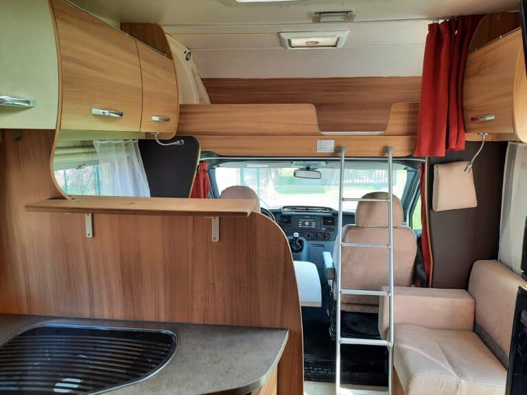 Intérieur moderne de camping-car avec mobilier en bois