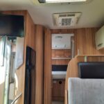 Intérieur moderne de camping-car avec mobilier en bois