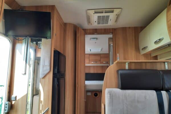 Moderne Inneneinrichtung von Wohnmobil mit Holzmöbeln