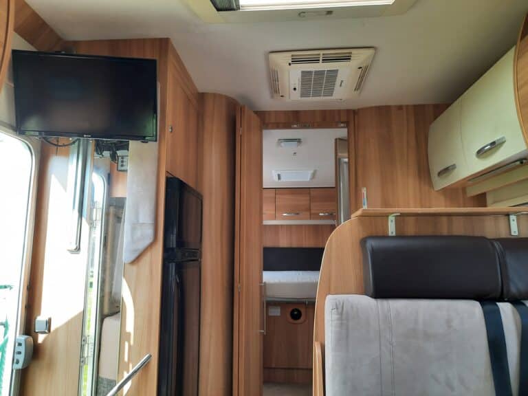 Intérieur moderne de camping-car avec mobilier en bois