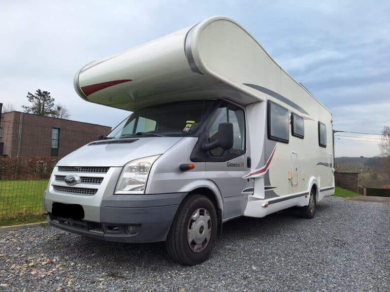 Camping-car blanc stationné en extérieur