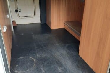 Intérieur vide de camping-car moderne, bois et noir