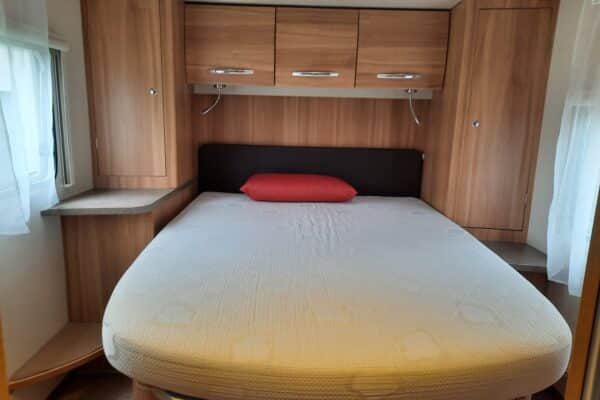 Interieur Modernes Schlafzimmer mit Doppelbett und Schränken