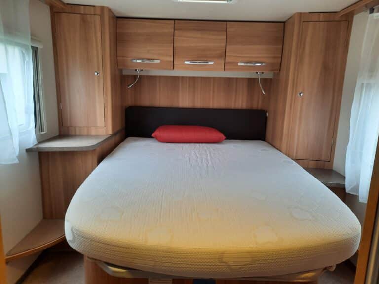 Intérieur chambre moderne avec lit double et armoires