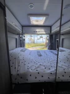Intérieur de camping-car avec vue sur lac