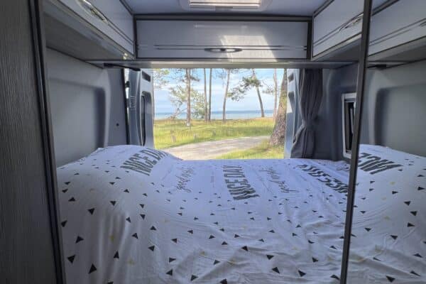 Intérieur de camping-car avec vue sur lac