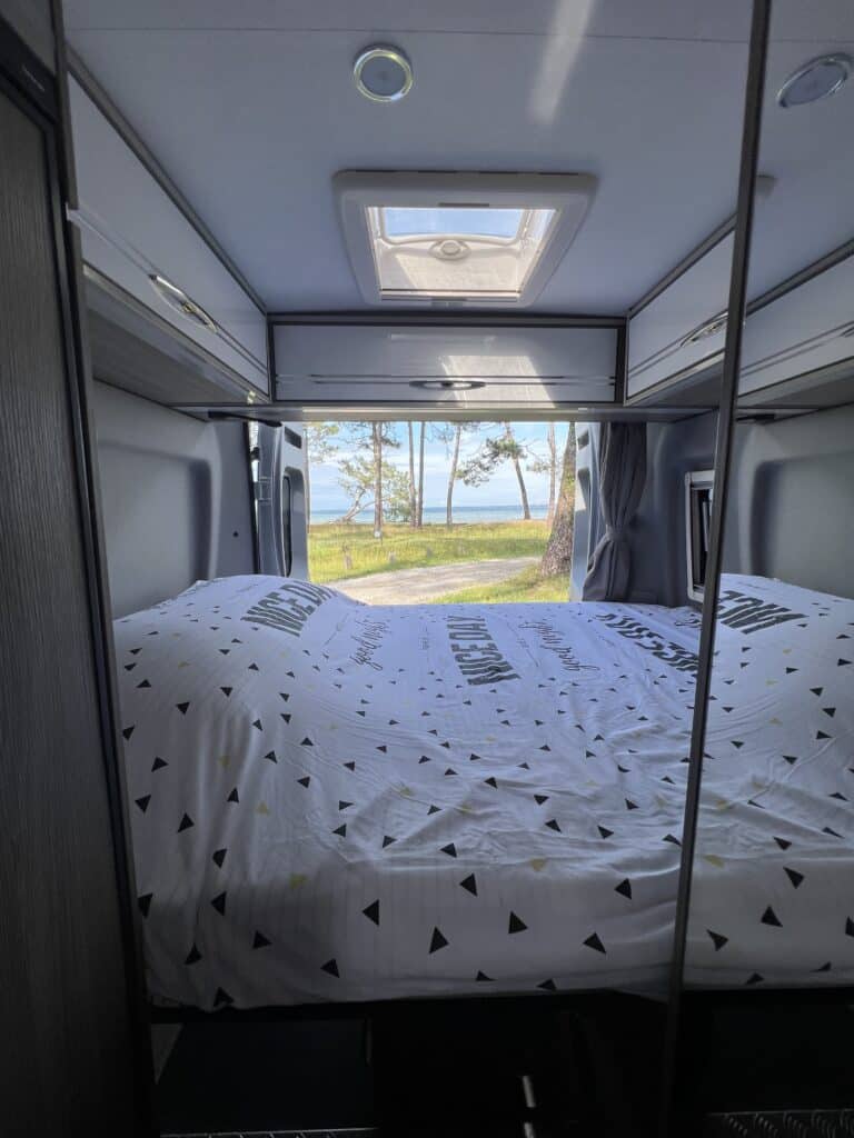 Intérieur de camping-car avec vue sur lac