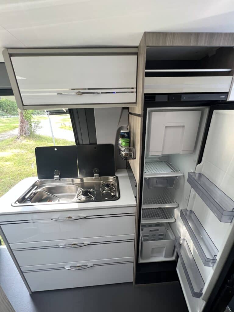 Intérieur de camping-car avec cuisine compacte moderne