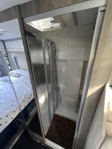 Douche moderne dans camping-car avec lumière naturelle
