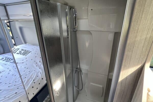 Douche moderne dans camping-car avec lumière naturelle