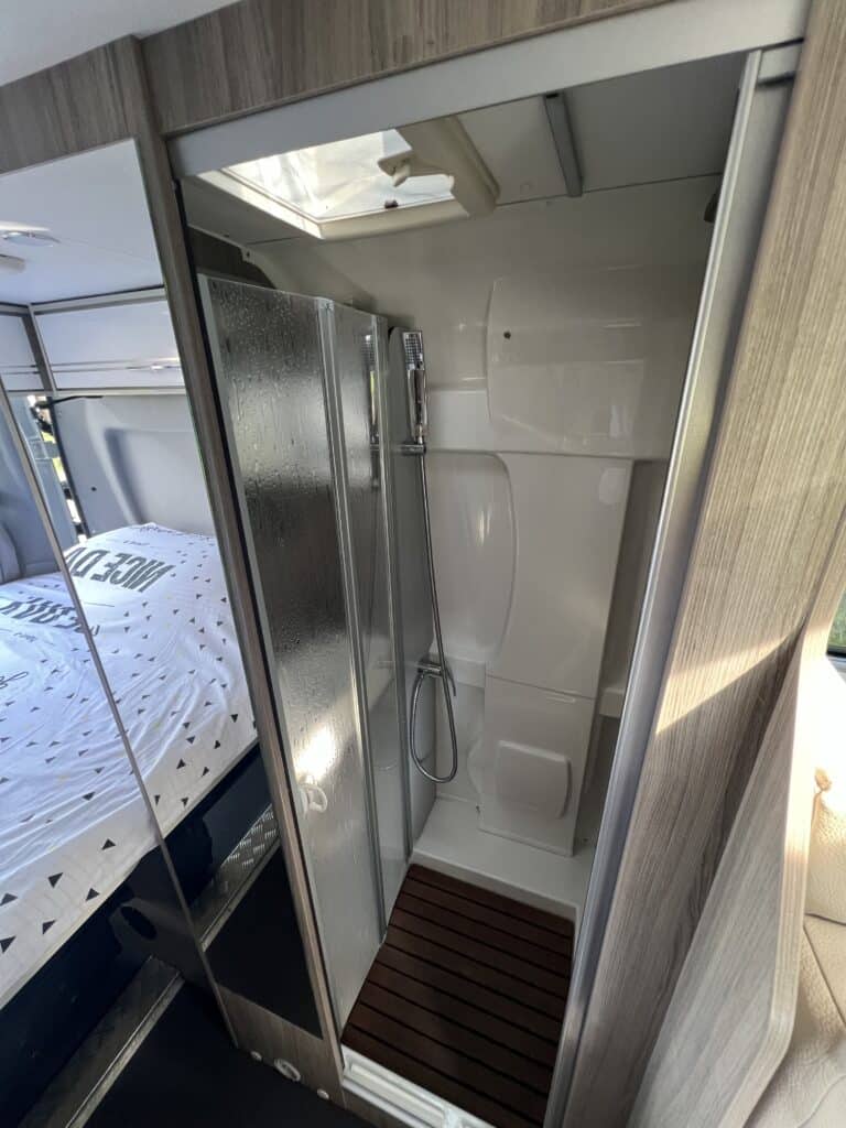 Douche moderne dans camping-car avec lumière naturelle