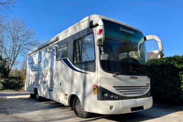 Camping-car Concorde garé sous un ciel bleu
