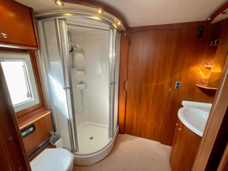 Salle de bain de bateau avec douche et boiseries