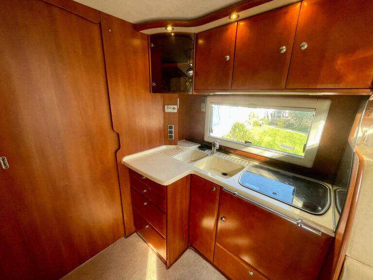 Intérieur de camping-car avec cuisine en bois