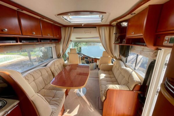 Intérieur luxueux de camping-car avec mobilier en bois