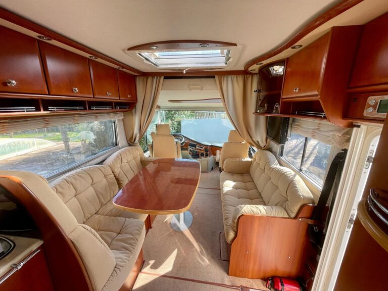 Intérieur luxueux de camping-car avec mobilier en bois