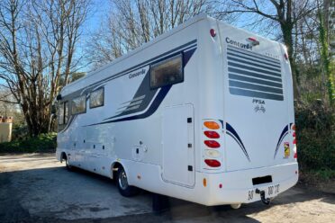 Camper Concorde bianco parcheggiato all'aperto