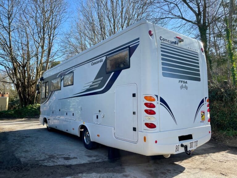 Camping-car Concorde blanc stationné dehors