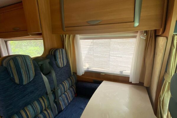 Intérieur de camping-car avec sièges et table