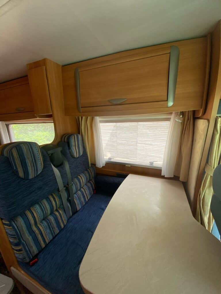 Intérieur de camping-car avec sièges et table