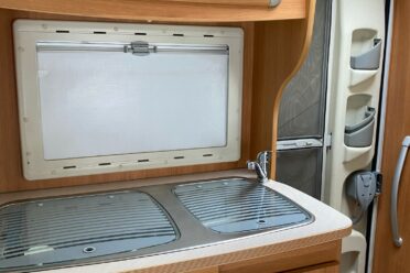 Intérieur de camping-car avec évier et rangements