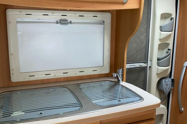 Intérieur de camping-car avec évier et rangements