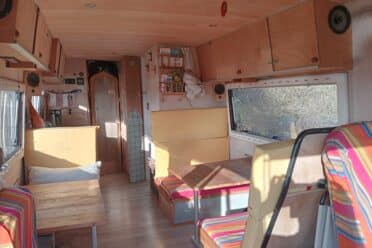 Gemütliches Interieur von Campervan in hellem Holz