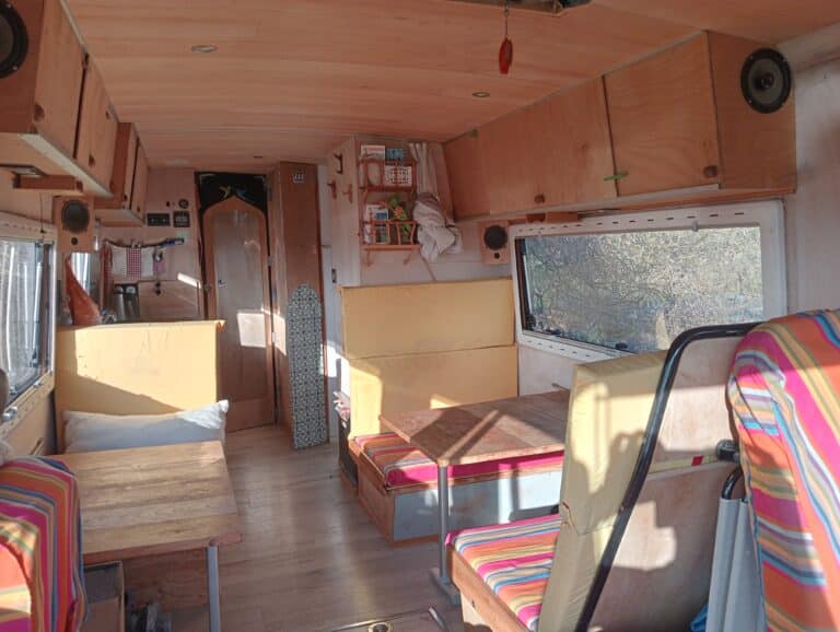 Intérieur cosy de van aménagé en bois clair