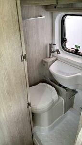 Intérieur compact de toilette et lavabo en camping-car