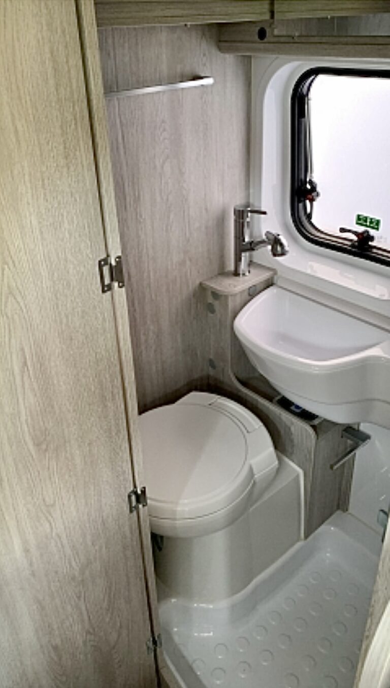 Intérieur compact de toilette et lavabo en camping-car