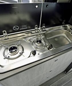 Cuisine compacte avec évier et plaques de cuisson