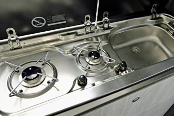 Kompakte Küche mit Spüle und Kochplatten