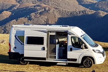 Camping-car face à des montagnes enneigées