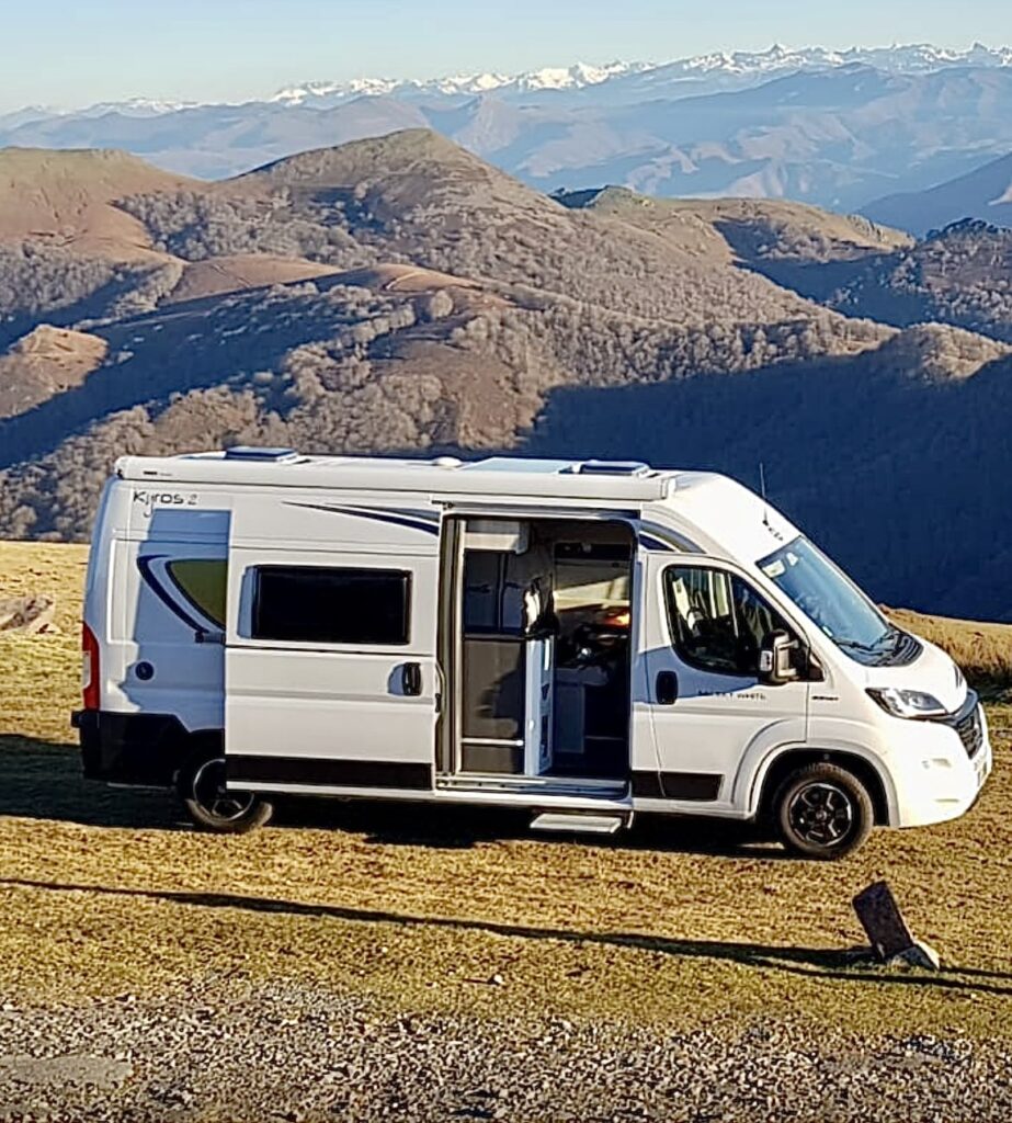 Camping-car face à des montagnes enneigées