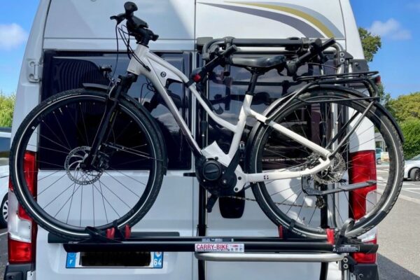 Fahrzeug mit Fahrradträger und zwei Fahrrädern