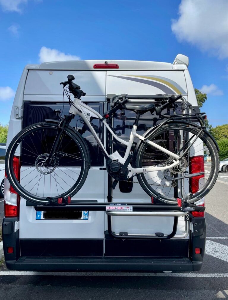 Véhicule avec porte-vélos et deux bicyclettes