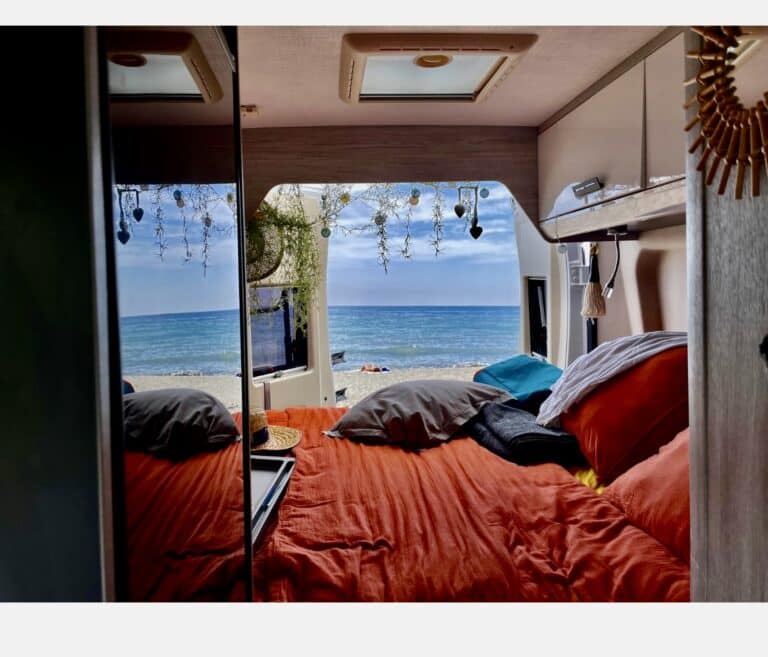 Intérieur de camping-car face à la plage