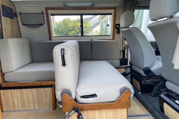 Moderne Inneneinrichtung eines Wohnmobil mit Sitzen und Fenster