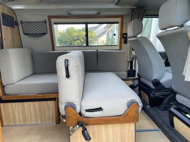 Intérieur moderne d'un camping-car avec sièges et fenêtre