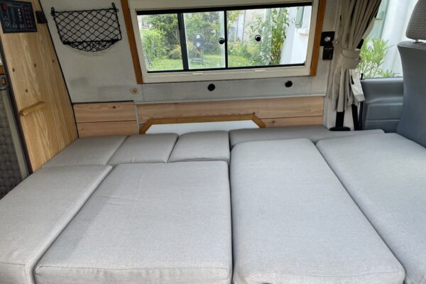 Camper-Interieur mit ausziehbaren Betten und Fenstern