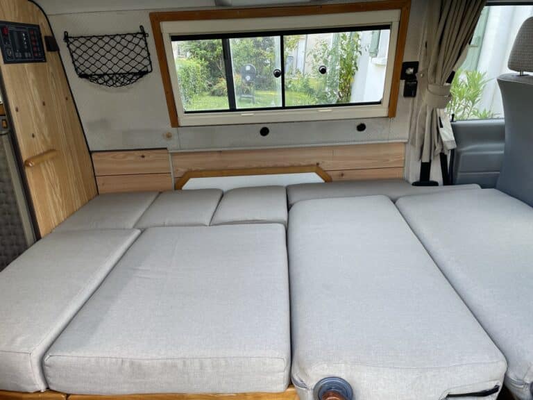 Intérieur de camper avec lits convertibles et fenêtres