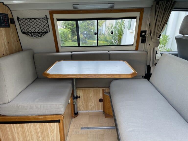 Intérieur confortable d'un camping-car avec banquettes