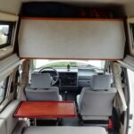 Intérieur d'un camping-car moderne avec table