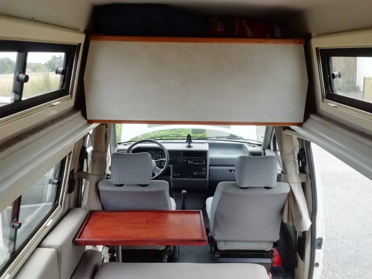 Intérieur d'un camping-car moderne avec table