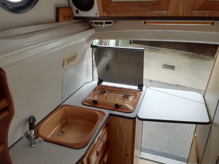 Intérieur cuisine compacte de camping-car avec équipements